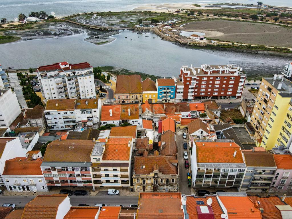 Prédio de  cinco frações independentes em pleno centro do Barreiro - Image 9