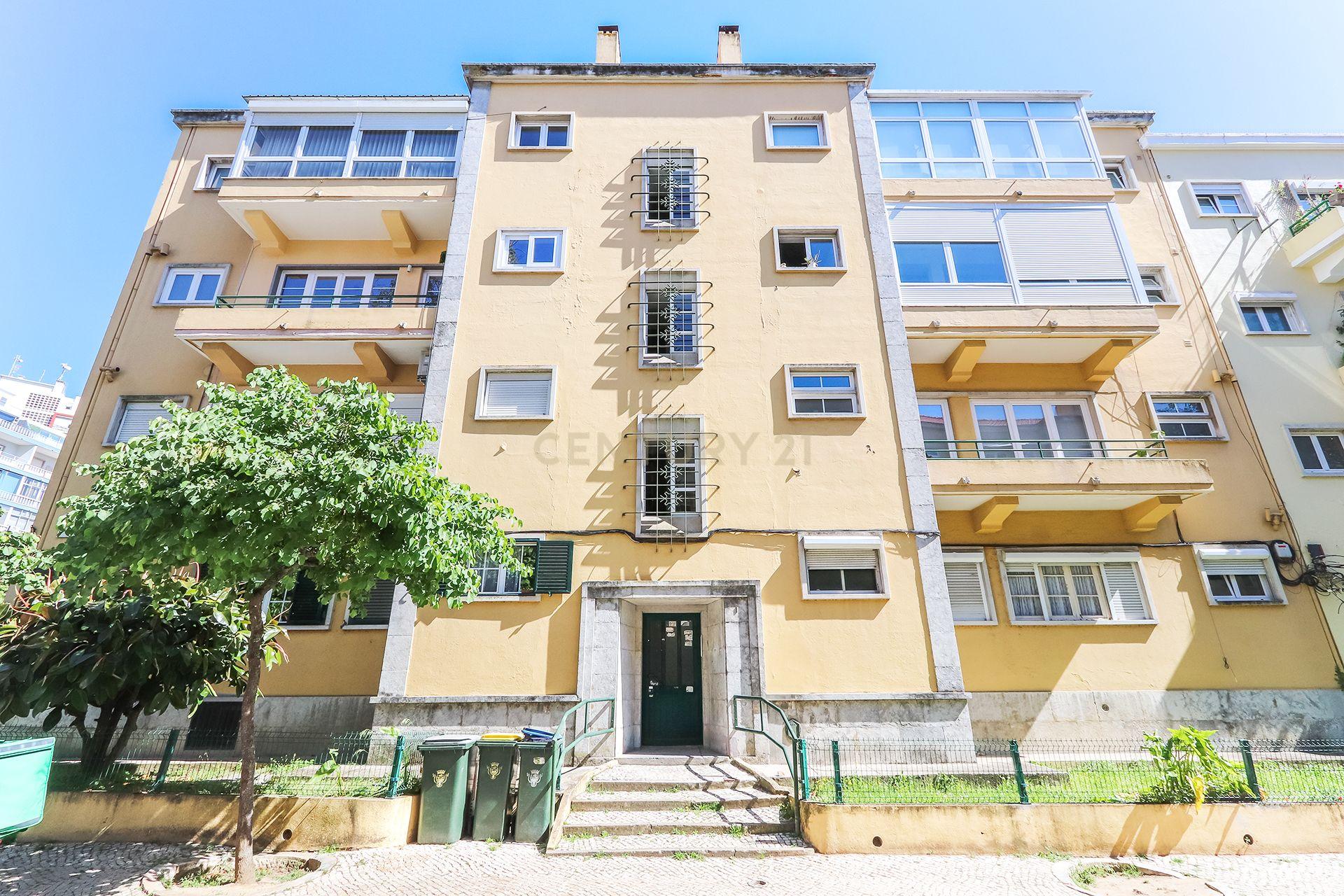 Fotografia 2 de Apartamento T3 para arrendamento com varanda junto à Avenida de Roma | Prédio com "arte"