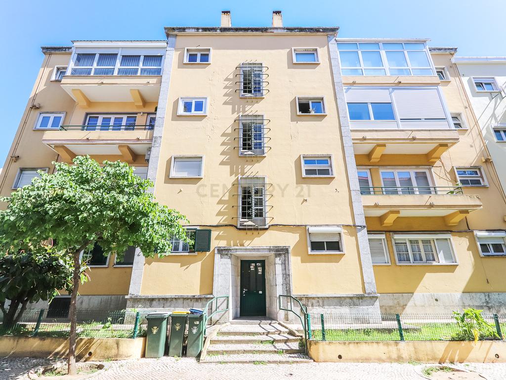 Apartamento T3 para arrendamento com varanda junto à Avenida de Roma | Prédio com "arte" - Image 2