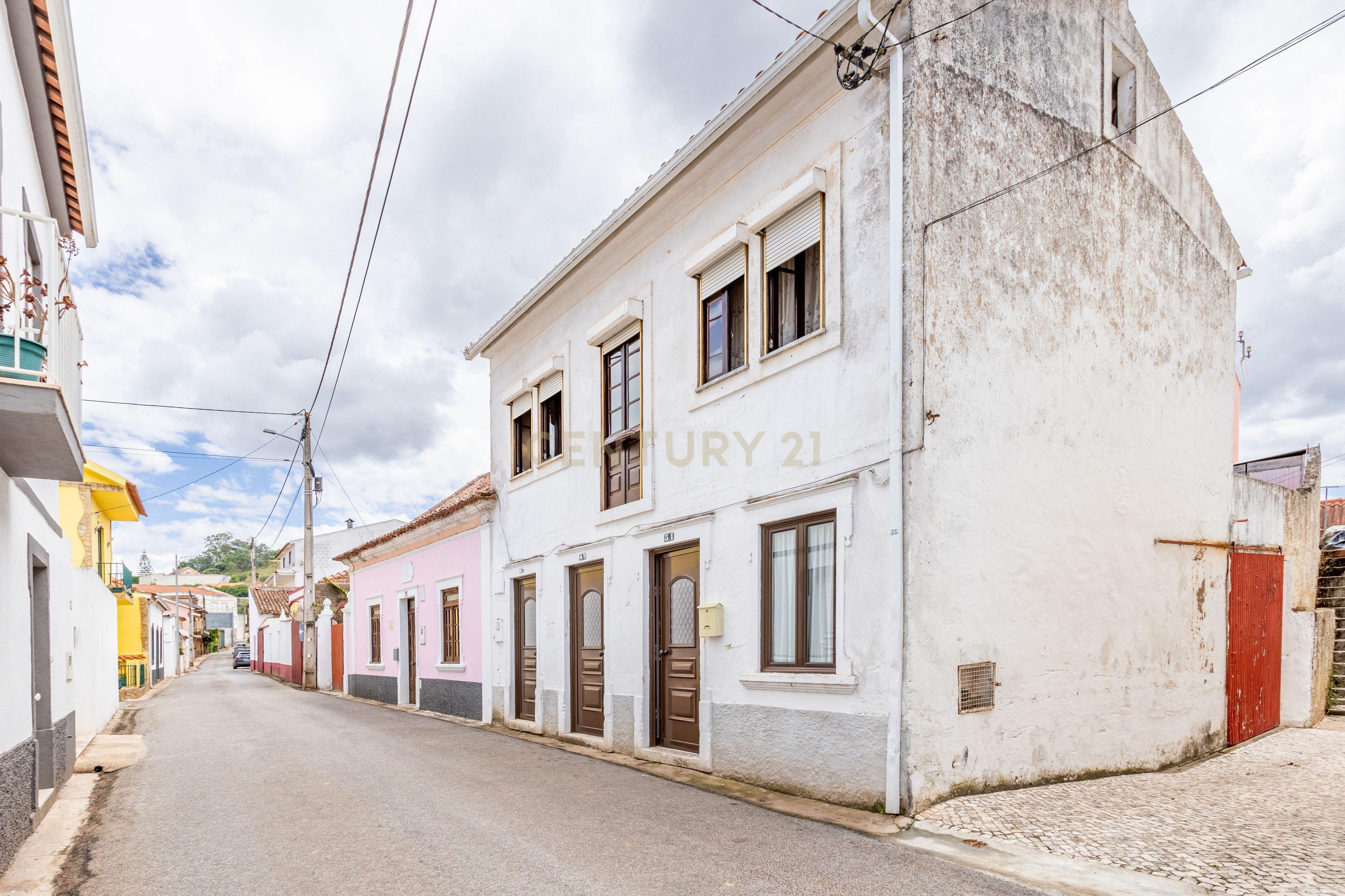Prédio em Painho, Cadaval, com logradouro e terraço. - Image 3
