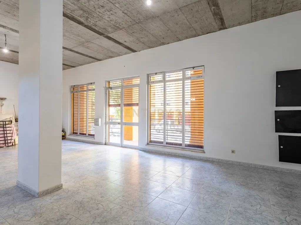 Loja/Espaço Comercial com Saída de Fumo Totalmente Remodelado em Apelação Loures - Image 2