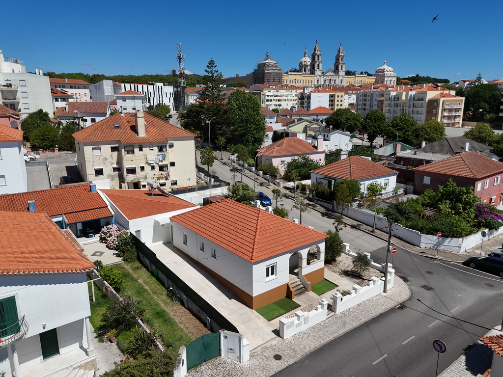 Moradia T4 Térrea Remodelada no Centro de Mafra | Privacidade, Conforto e Qualidade de Vida - Image 1