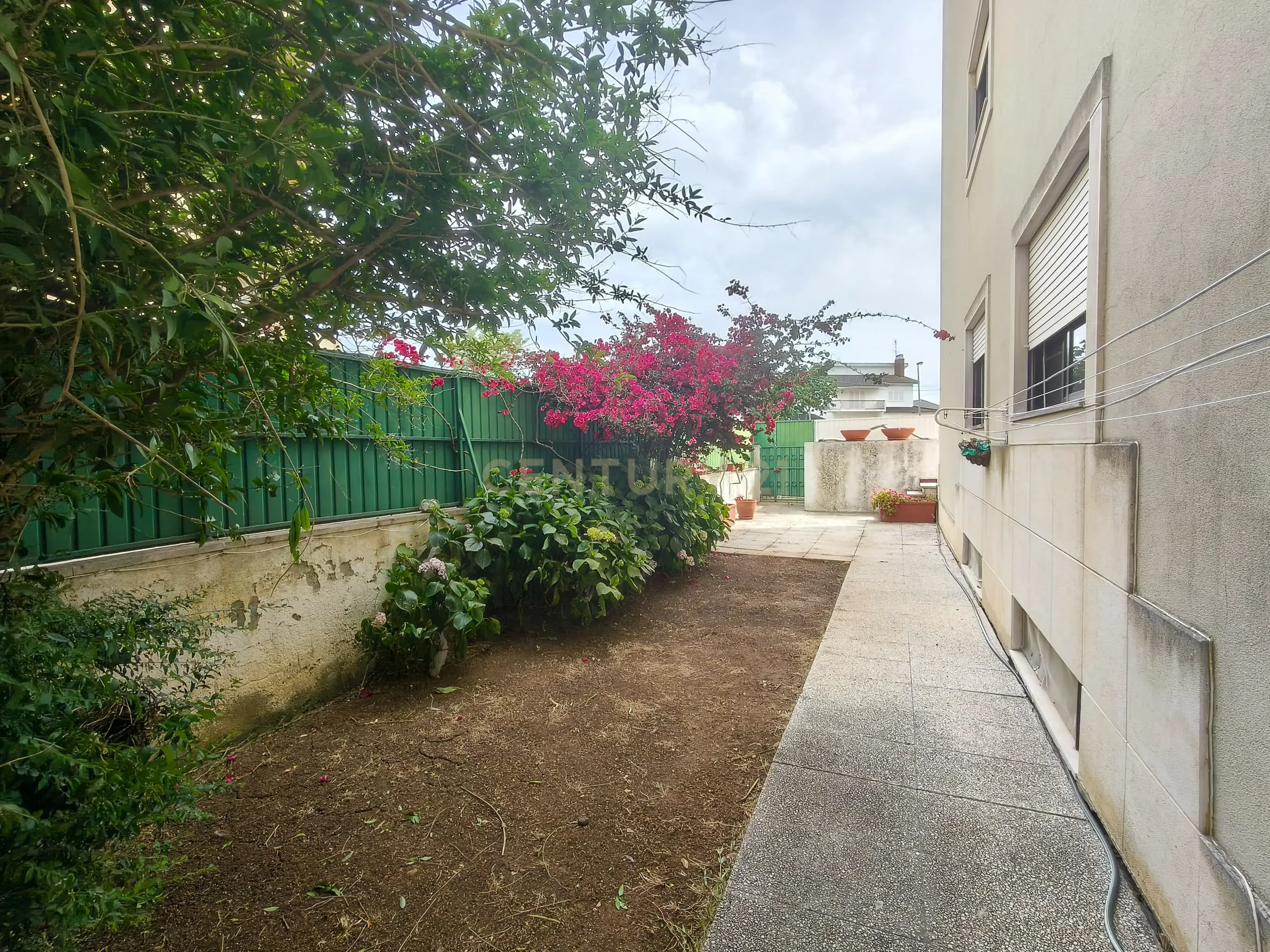 Apartamento T2 + 1 | Jardim e Estacionamento junto à Praia - Image 3