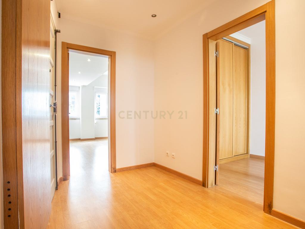 Apartamento T2 ,com suite, perto do metro do alto dos moinhos - Image 6