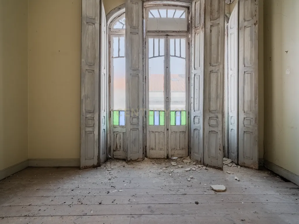PRÉDIO PARA RECUPERAR, NO CENTRO HISTÓRICO DE PENICHE - Image 4