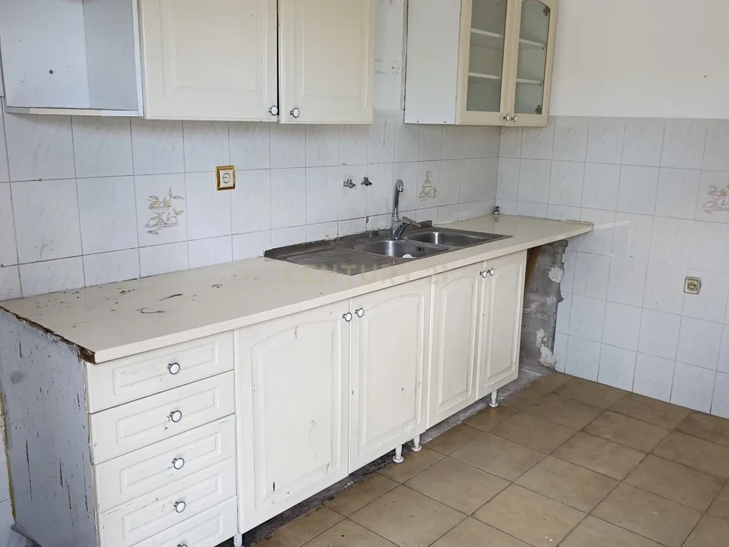Quinta 8000m2 com 4 Moradias T2 e T3 - Image 6