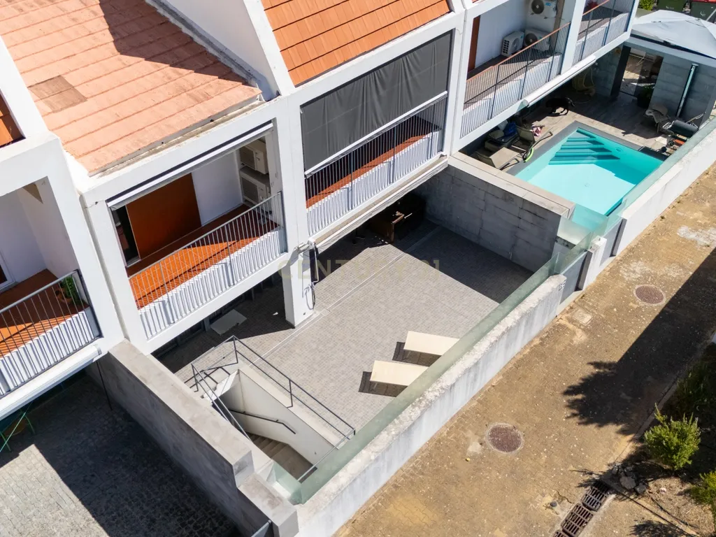 Moradia Contemporânea T4 em Santo António da Charneca - Barreiro - Image 9