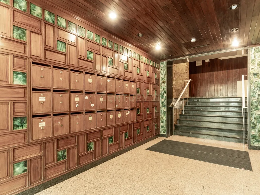 Apartamento T3 com elevador e garagem na Rua Luciano Cordeiro, em Lisboa - Image 2