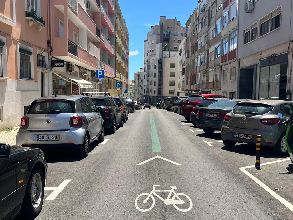 Oportunidade de Investimento em Campo de Ourique – Habitação + Loja Arrendadas com Garagem - Image 7