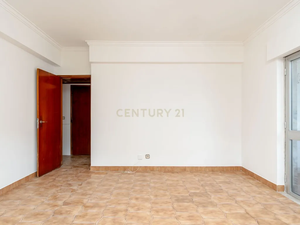 Apartamento T2 em Corroios, Seixal - Oportunidade Única! - Image 3