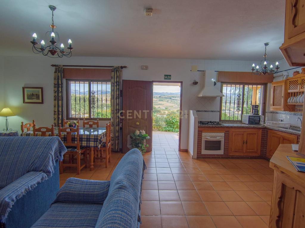Uma propriedade rural rodeada pela natureza com uma casa de dois andares, piscina privada vedada e terraço para banhos de sol, licença turística, um olival produtivo, instalações para animais adaptáveis ​​e acesso pavimentado a apenas 10 minutos de Ronda. - Image 17