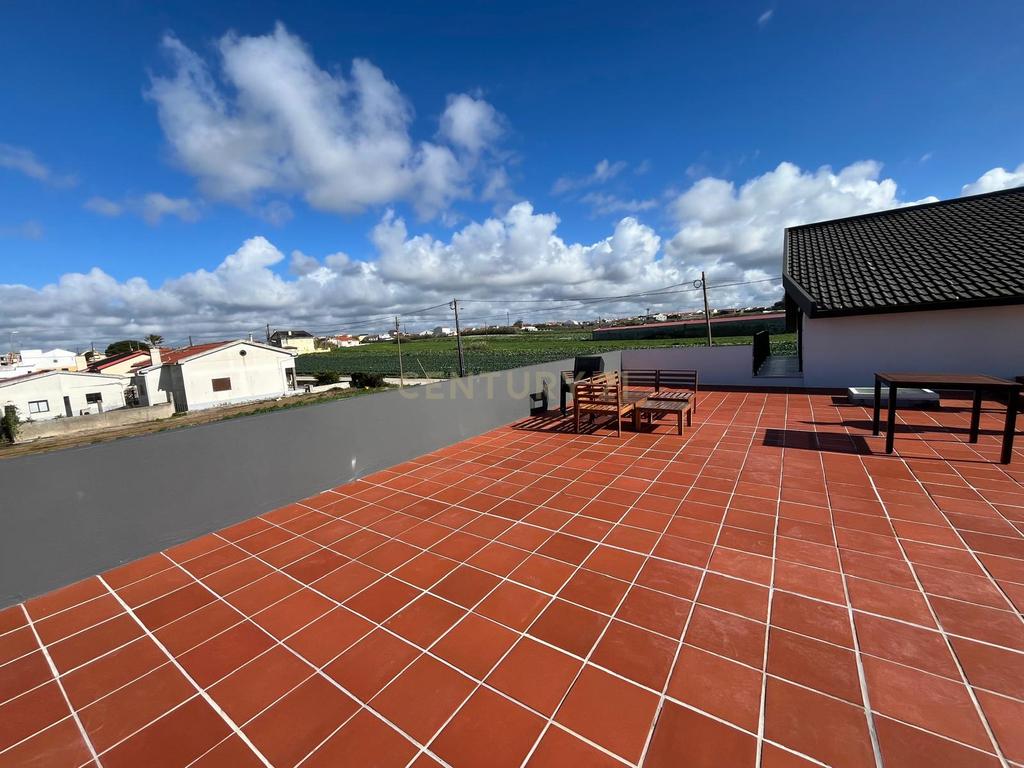 Moradia com quatro apartamentos independentes, três T2 e um T3 em Atouguia da Baleia. Ideal para famílias ou grupos, preparada para turismo ou para arrendamento de longa duração. - Image 58