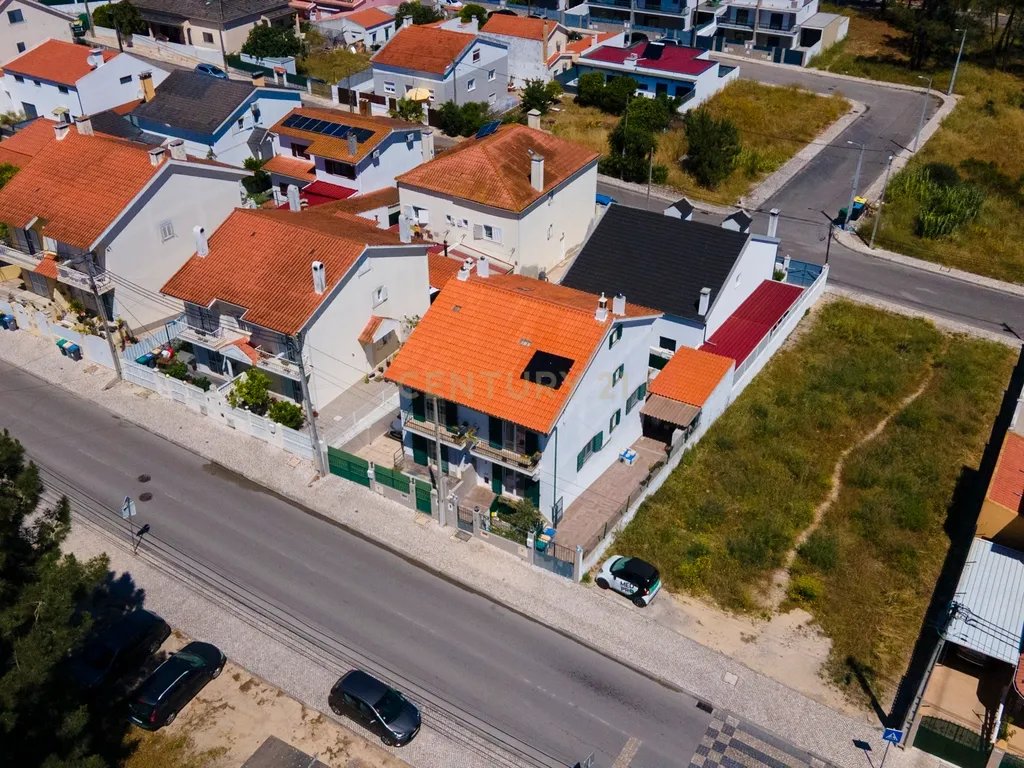 Moradia T2 Geminada com Aproveitamento de Sótão na Quinta do Conde - Image 1