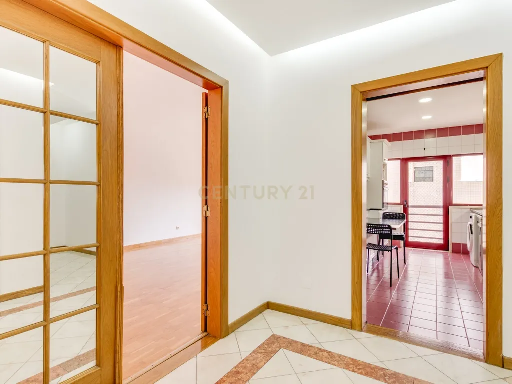 Apartamento T4 com Terraço Privativo e Churrasqueira no Condomínio Lezíria Parque | Vila Franca de Xira - Image 5