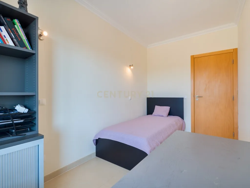 Apartamento Duplex em condomínio privado com piscina, e grande zona verde. - Image 15