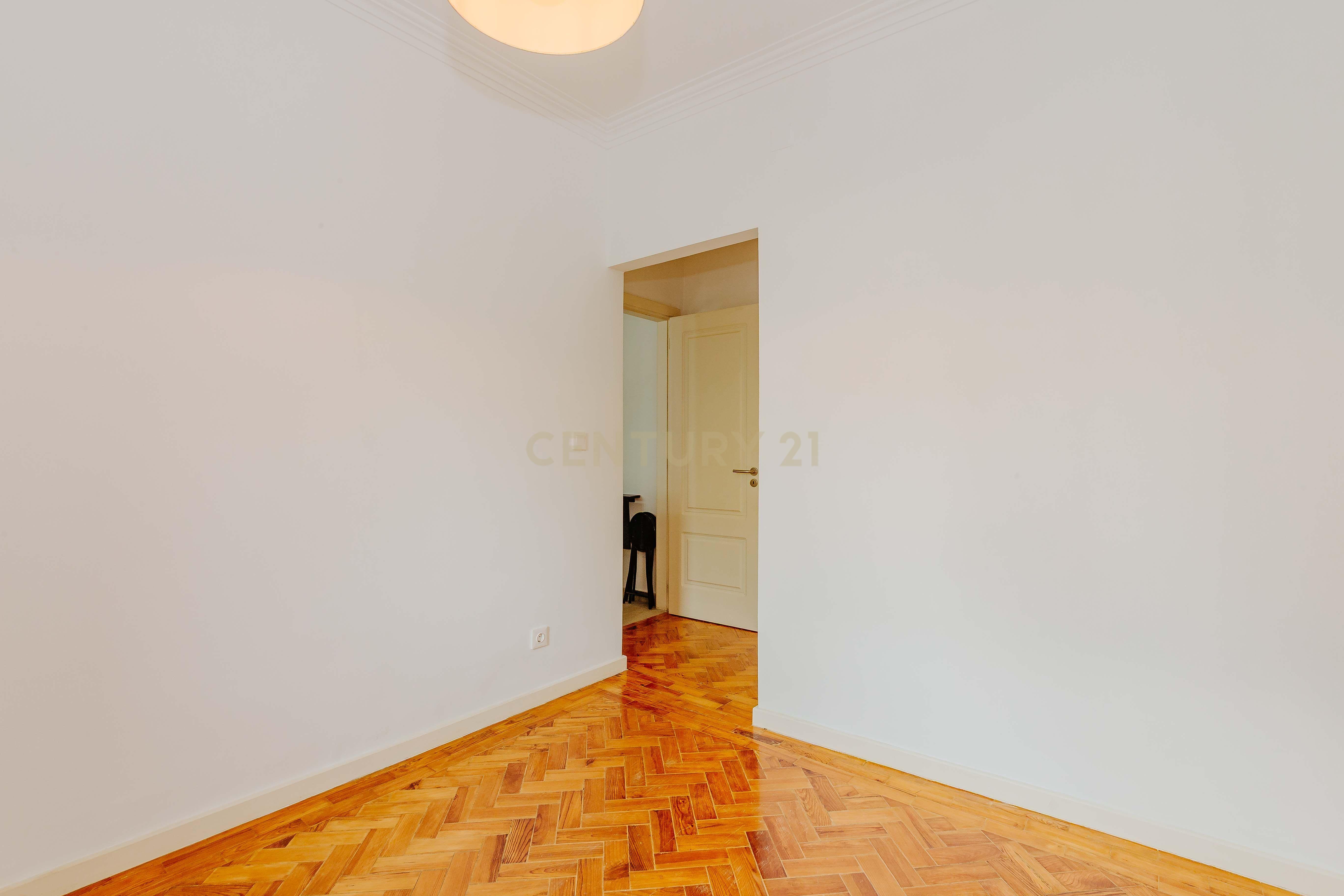 APARTAMENTO T5 REMODELADO SALDANHA LISBOA - Image 7