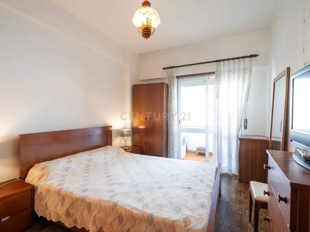 Apartamento T2 em Linda-a Velha - Excelente Localização com Garagem - Image 8