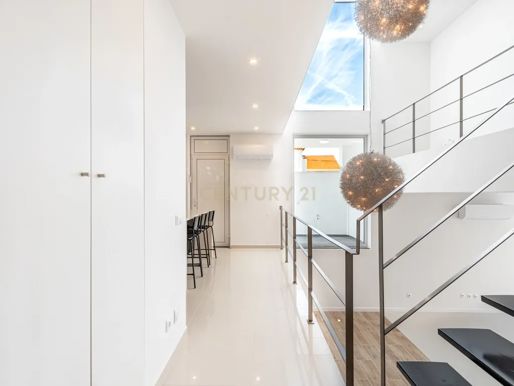 Moradia T3 com 3 Suites e Arquitetura Distinta em Samouco, Alcochete - Image 2