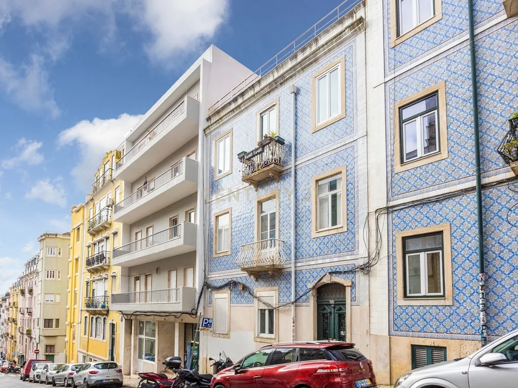 Apartamento T4 Duplex Renovado em Arroios, Lisboa - Image 1