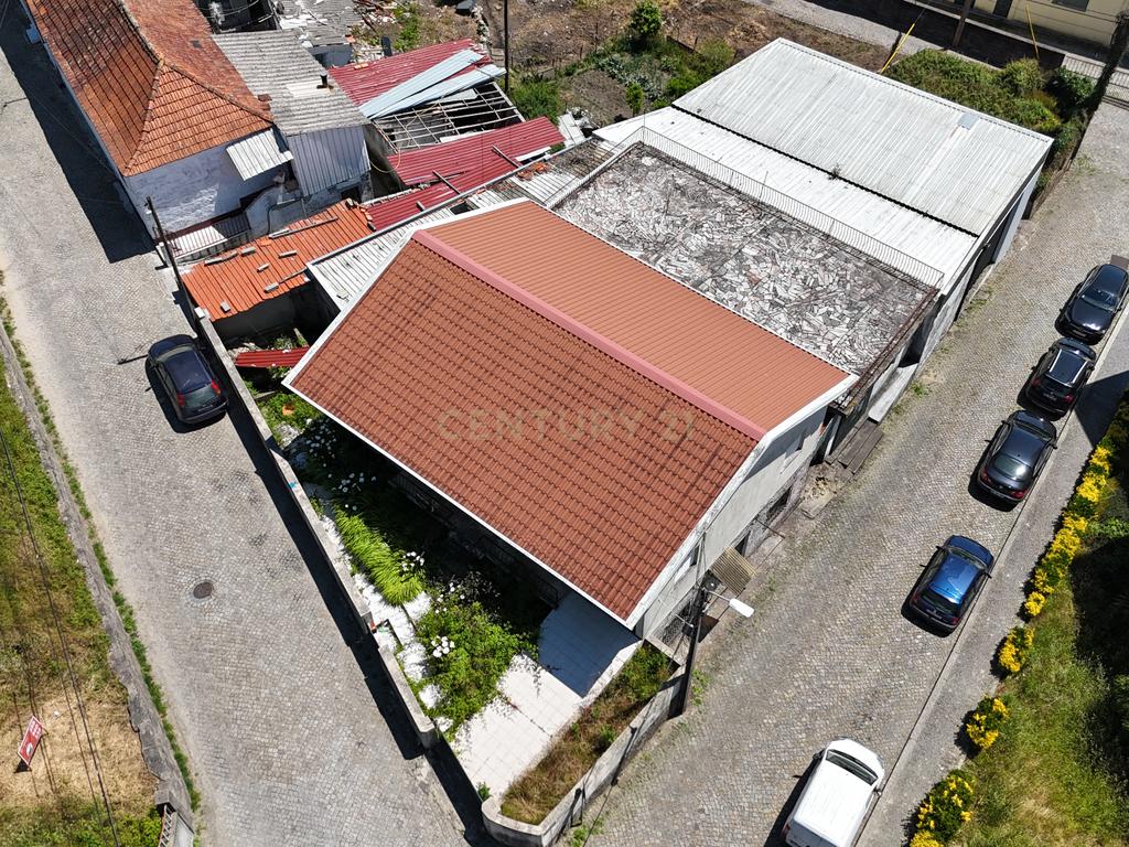 Moradia com 4 quartos, 3 armazéns e muito potencial em Freamunde, Paços de Ferreira - Image 32