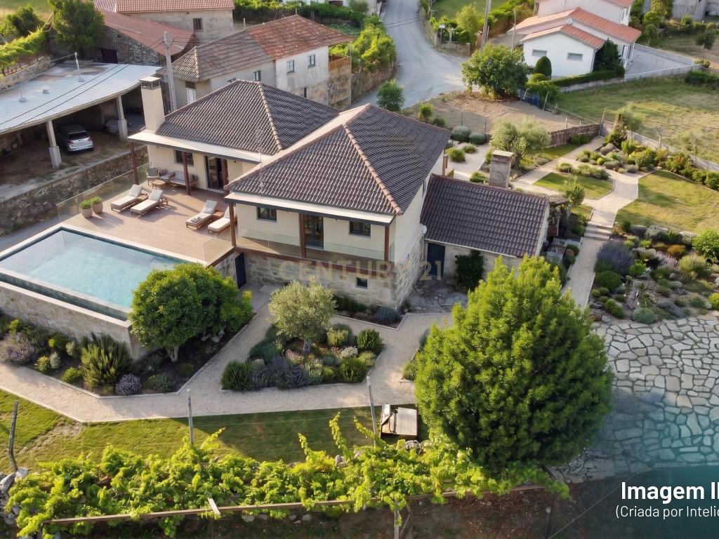 Moradia com 1 300 m² de Terreno e Elevado Potencial em Tabosa do Carregal - Image 1