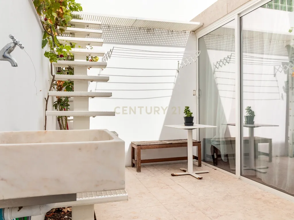 Extraordinário apartamento T3+1 com pátio exterior privado, junto ao Campo Pequeno, Lisboa. Em Venda! - Image 25