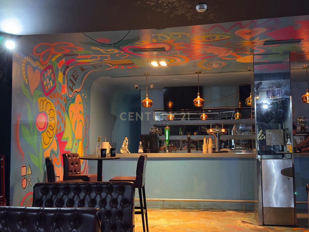Largo de Santos | Espaço Comercial / Bar / Cafetaria — Sem Trespasse e Pronto a Abrir - Image 1