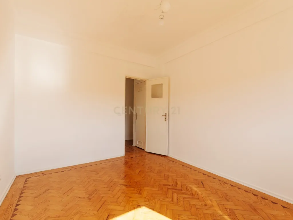 APARTAMENTO T4 COM VARANDA NO BEATO - EXCELENTE LOCALIZAÇÃO - Image 17
