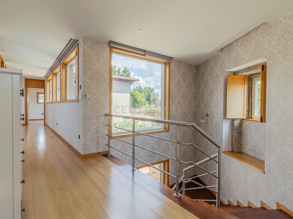 T5 com 3 Suites e Terreno com Rio | Natureza, Espaço e Conforto - Image 18