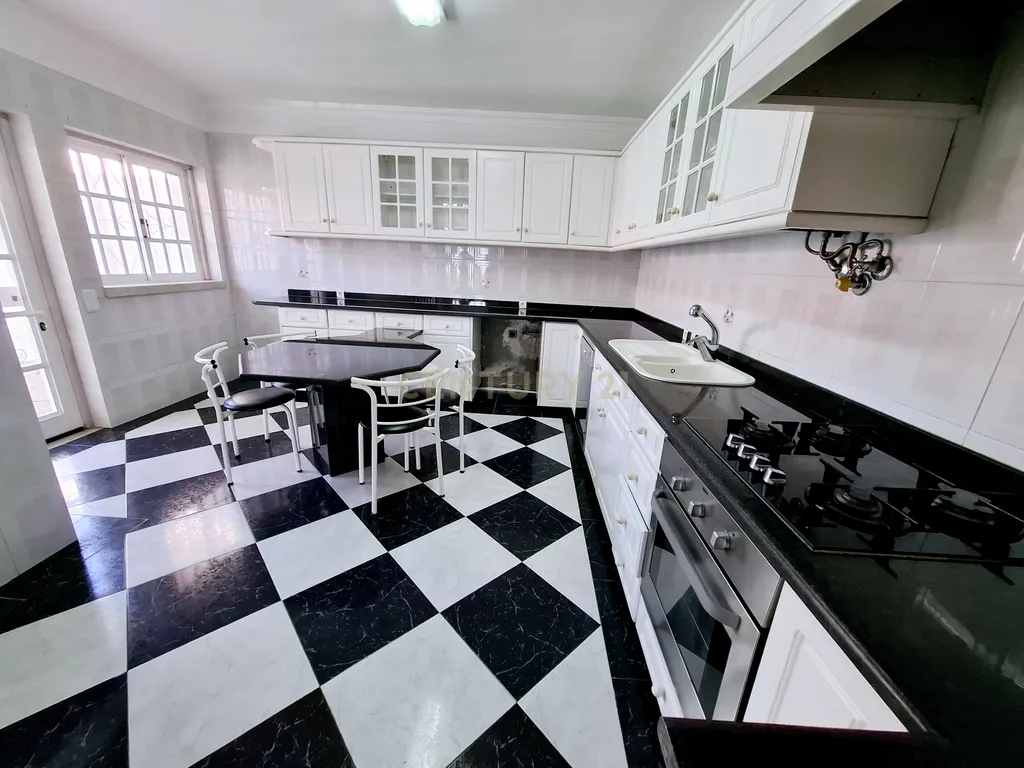 Excelente moradia T3 em Bicesse - Image 9