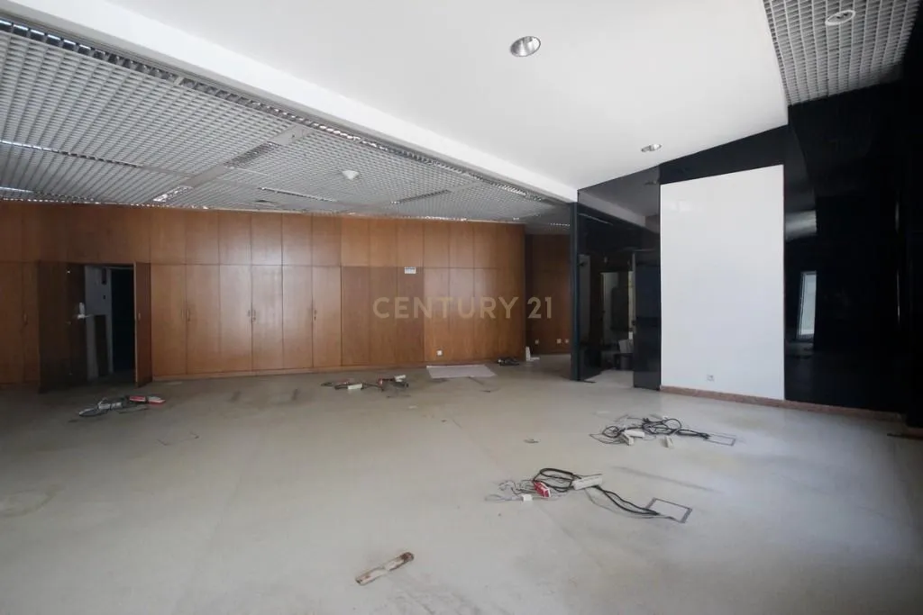 Loja para Comércio/Serviços na Zona Histórica de Santarém - Image 9