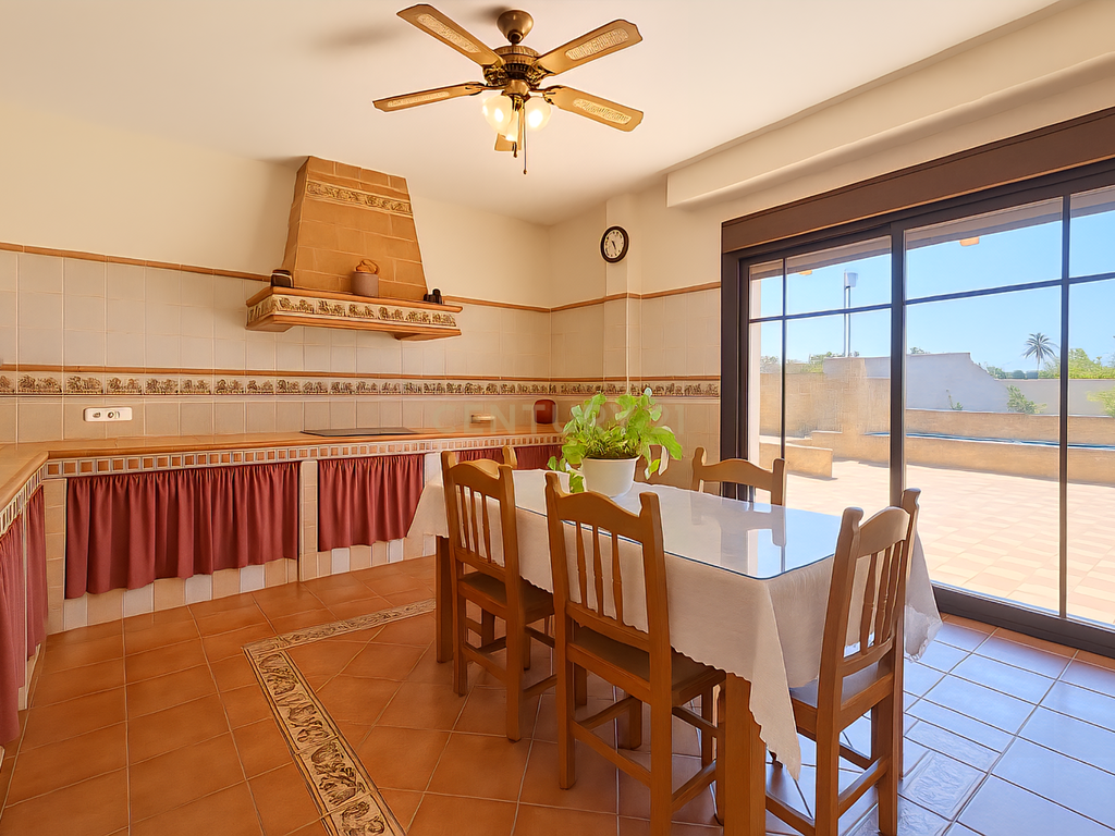 Moradia andaluza independente com piscina privada, jardim bem cuidado, cozinha exterior com churrasqueira e charme tradicional na tranquila zona residencial de Los Arroyos (Arriate), a apenas 10 minutos de Ronda e a menos de uma hora da Costa del Sol — pronta a habitar. - Image 9