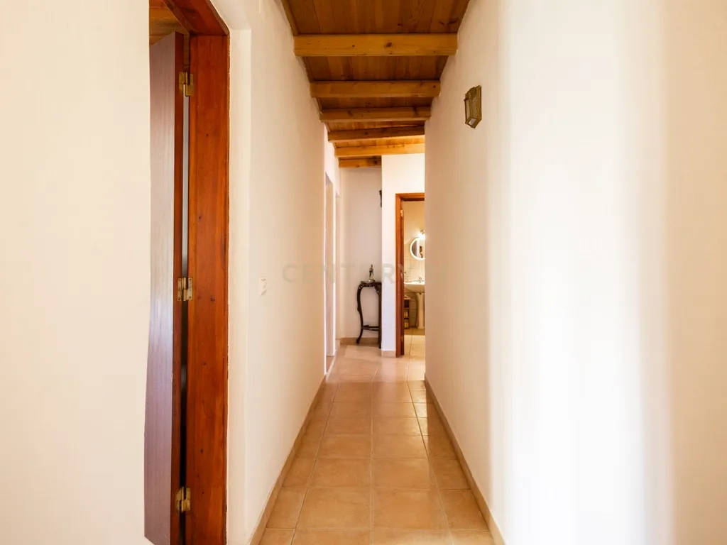 Moradia T5 com Terraço e Espaço Exterior - Image 17