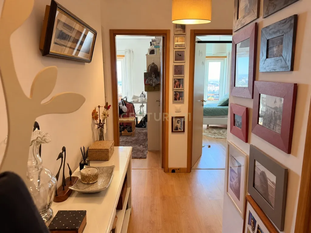 Apartamento T2 com Vista Fantástica sobre o Rio Tejo, Estacionamento e Arrecadação – Caparica, Almada - Image 2
