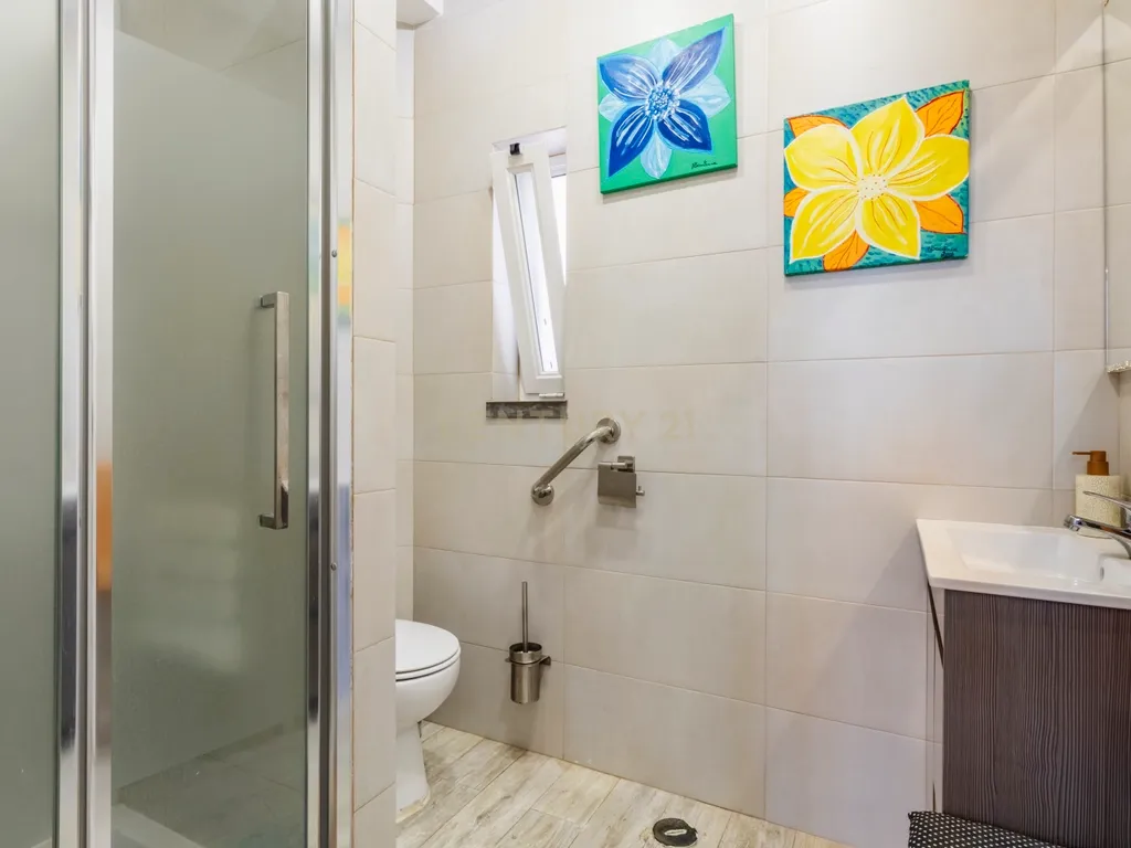 Moradia T4 como nova com piscina na Marisol em Lote de 500m² - Image 68