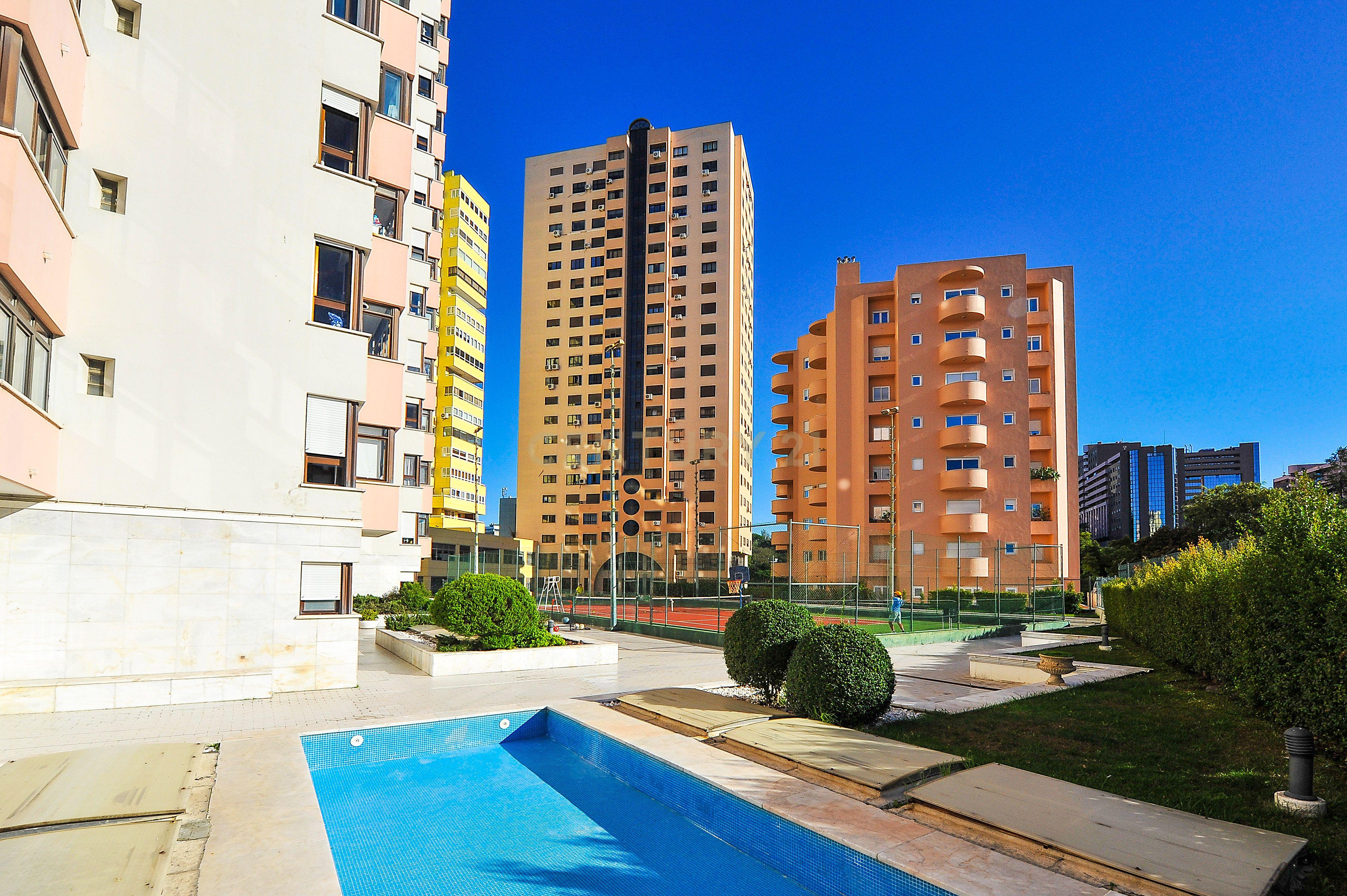 Espaçoso apartamento T4 em Condomínio Fechado, segurança 24h, na zona das Laranjeiras, na Calçada Palma de Baixo, perto das universidades - Image 3