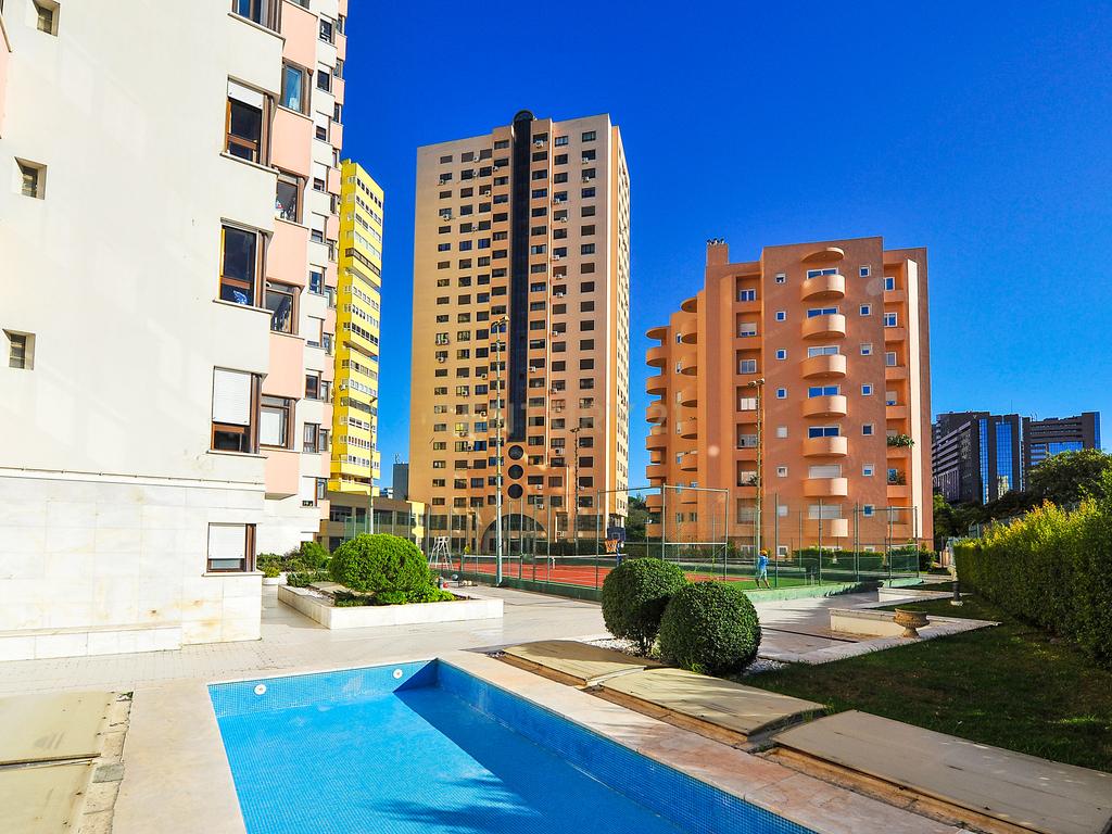 Espaçoso apartamento T4 em Condomínio Fechado, segurança 24h, na zona das Laranjeiras, na Calçada Palma de Baixo, perto das universidades - Image 3