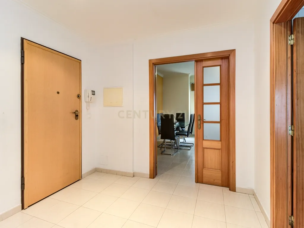 Apartamento T3 com Terraço e Acessibilidade em Amadora - Image 2