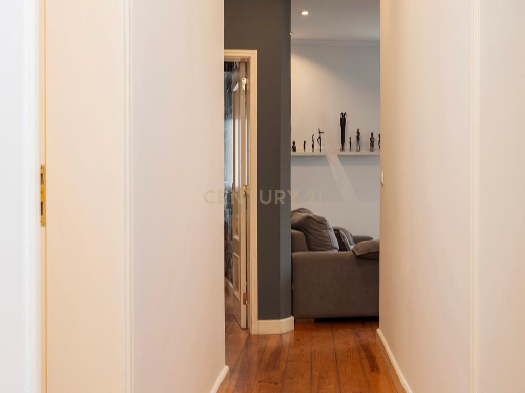 Apartamento T3 com terraço na Graça - Image 32