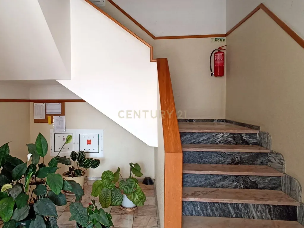 Apartamento T2 com box no centro de Peniche - Image 3