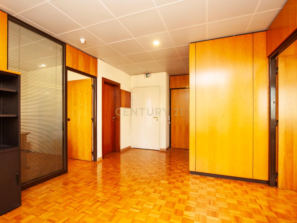 Escritório/Consultório para arrendamento | Excelente Localização | Zona Premium de Telheiras | - Image 7