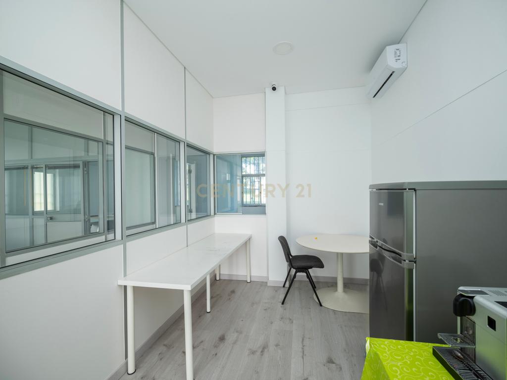 Loja e cave com 326m2 de área bruta, Quinta da Medideira, Amora - Image 13