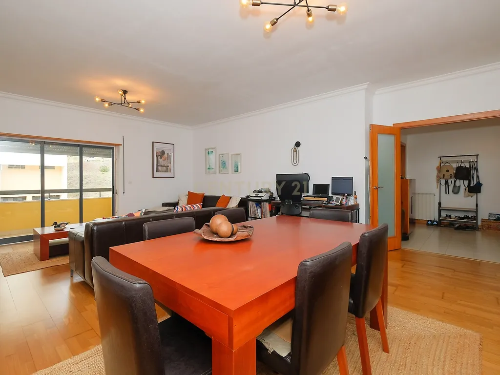 Apartamento T3 com Excelentes Áreas e Garagem na Urbanização Moinho do Guizo – Mina de Água, Amadora - Image 7