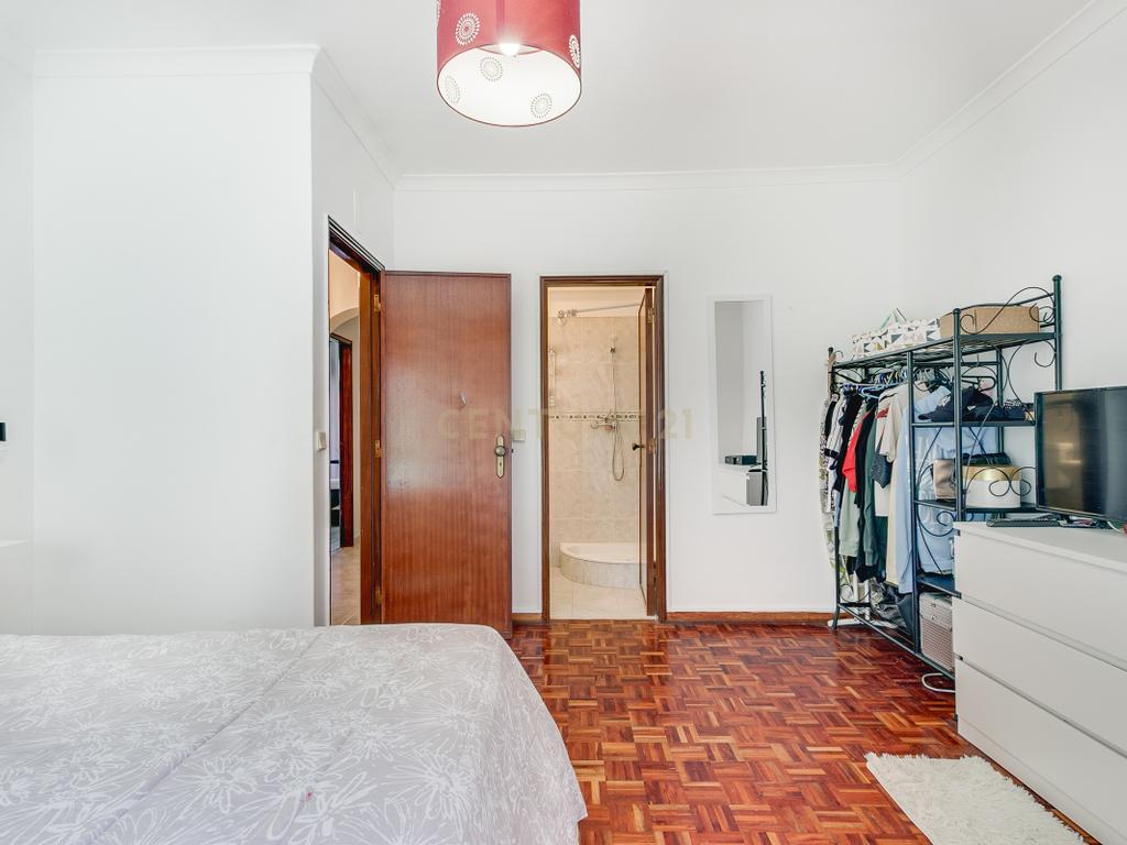 Apartamento T3 com boas áreas, varandas e arrecadação – Rinchoa, Rio de Mouro - Image 19