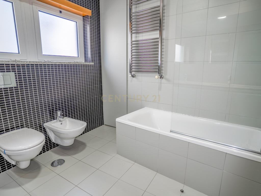 Apartamento T4 Premium com Terraço na Avenida da Independência - Image 44