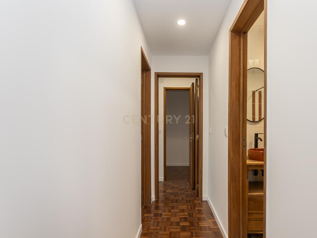 T3 transformado em T2 Remodelado com Elegância no Coração de Montalvão, Setúbal - Image 21
