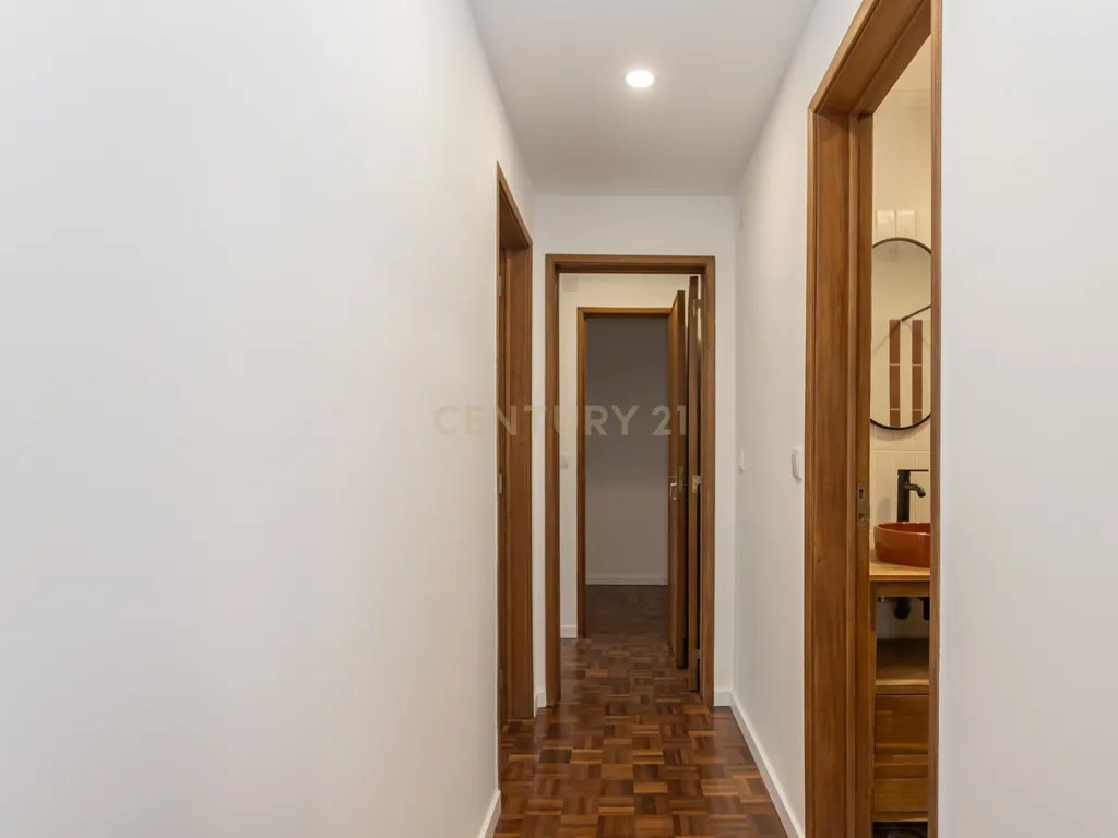T3 transformado em T2 Remodelado com Elegância no Coração de Montalvão, Setúbal - Image 21