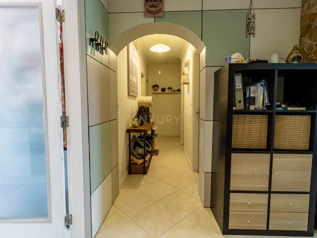 Apartamento T3 Espaçoso e Luminoso em Zona Tranquila de Sesimbra - Image 3