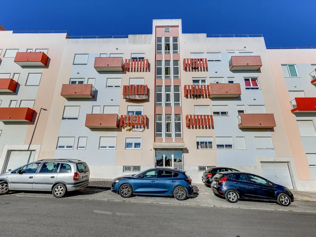 T3 Espaçoso à Venda em São João da Talha – Rua Palmira Bastos - Image 1