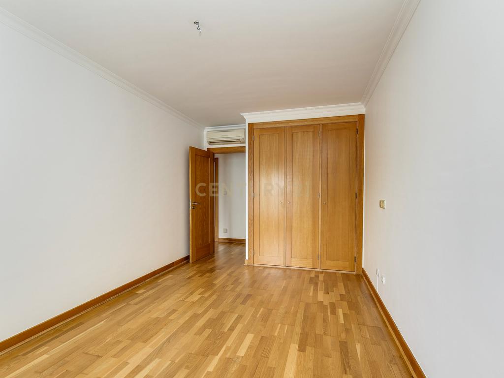 Apartamento T3 na Serra das Brancas, com box de 67m2 e arrecadação. - Image 17